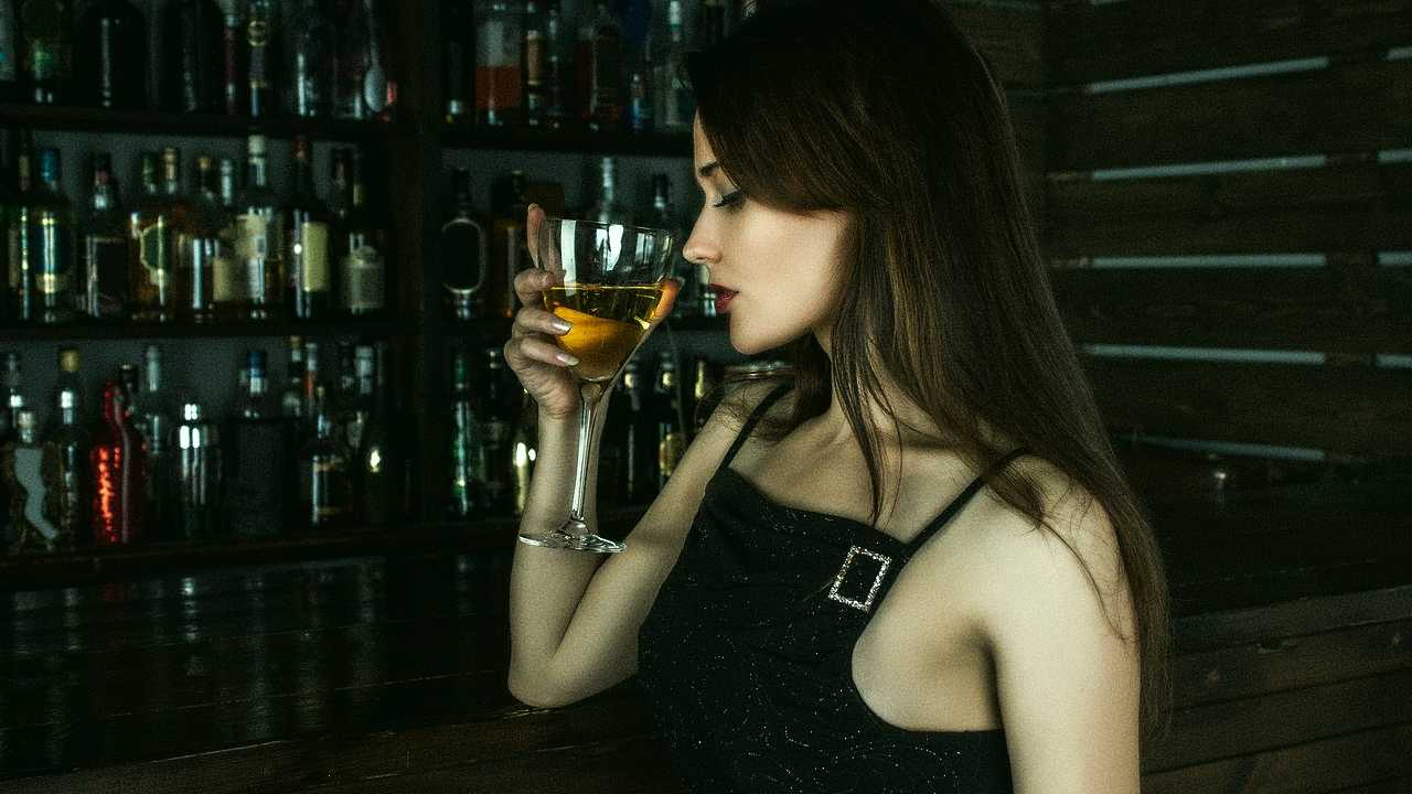 カクテルを飲む女性の画像