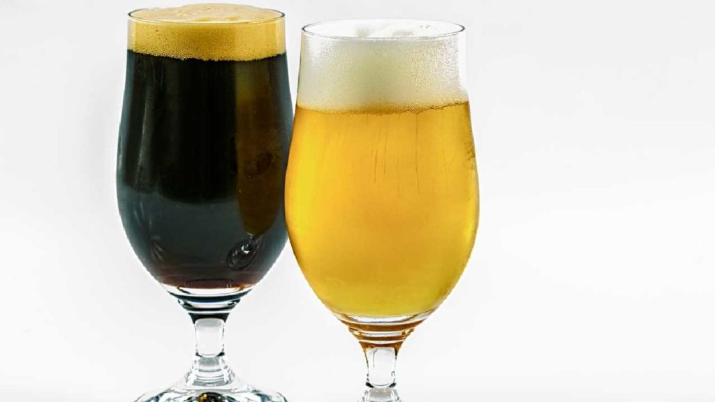 ブラックビールとホワイトビールの画像
